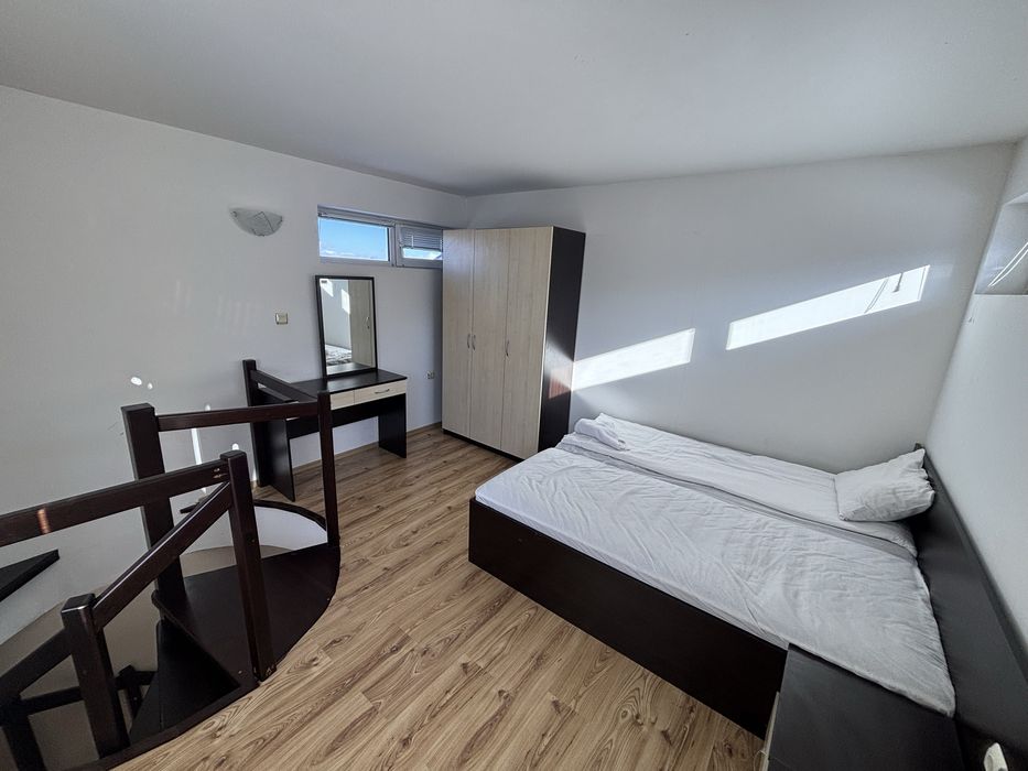 Просторен тристаен на метри от лифта