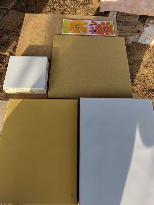 Продавам фаянсови плочки за баня.