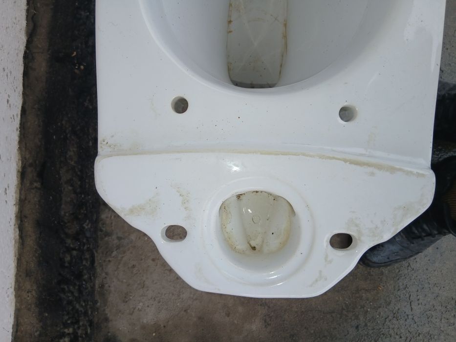 Унитаз б/у. Не комплектный.