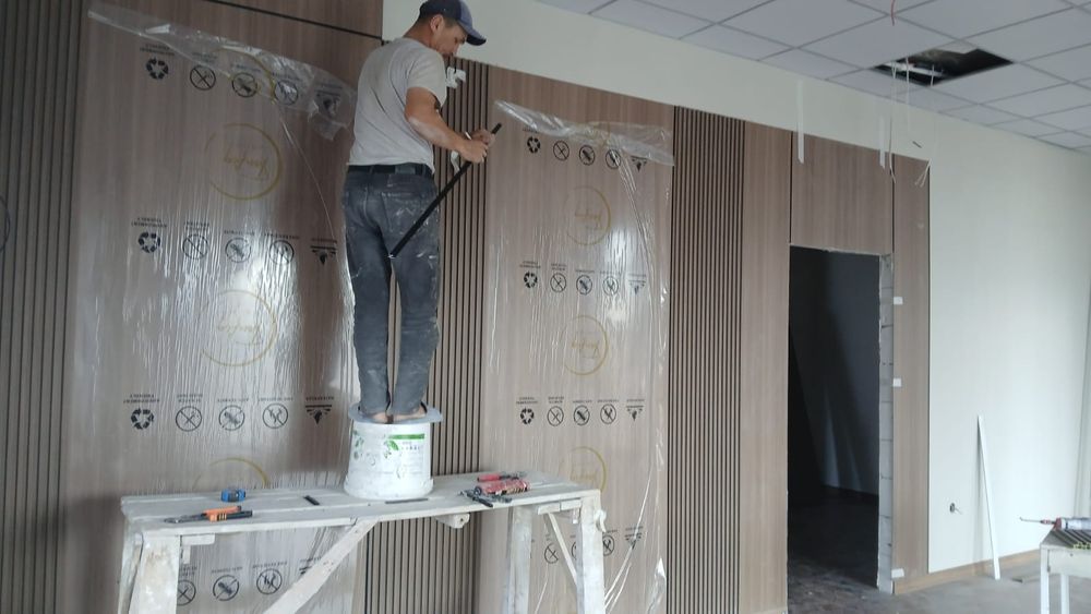 Обои и багет покраска