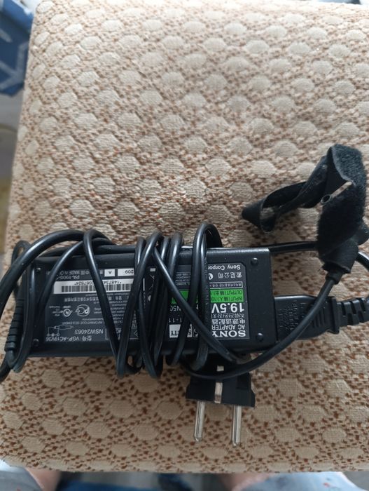 Зарядки на ноутбуки разные