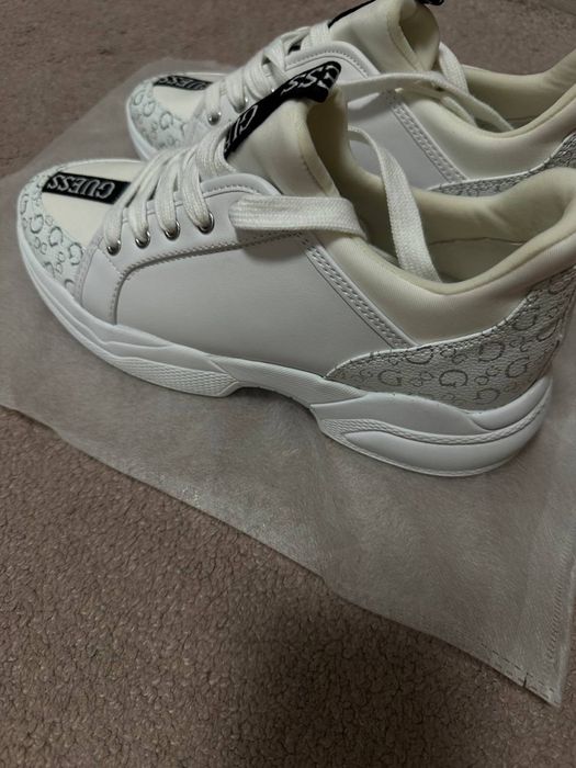 Кроссовки GUESS