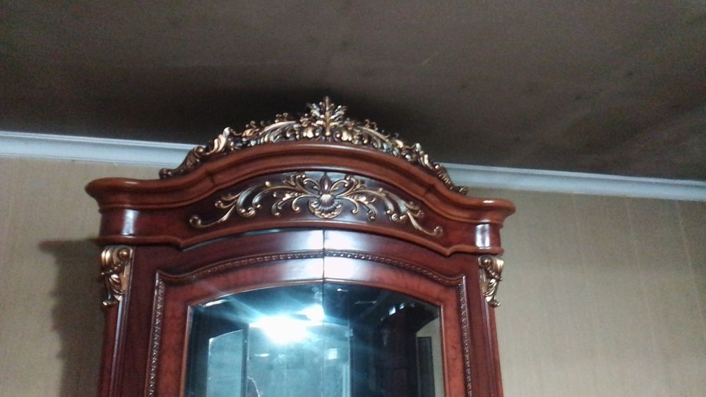 Продается угловой сервант.