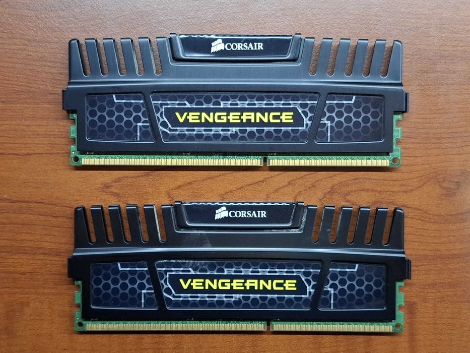 Продавам RAM: CORSAIR Vengeance 8GB DDR3-1600MHz, KIT (2x4GB)