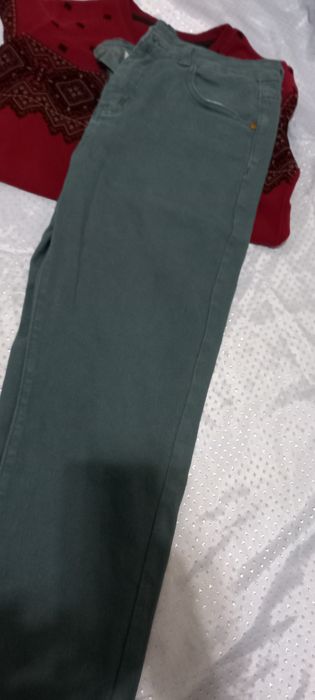 Мужские джинсы и тёплый свитер 46 размера