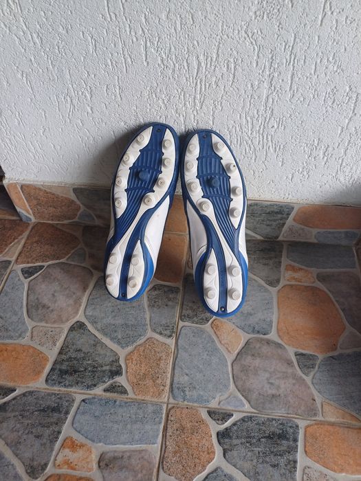 Vand 2 perechi de crampoane pentru fotbal