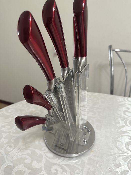 Продается набор кухонных ножей.