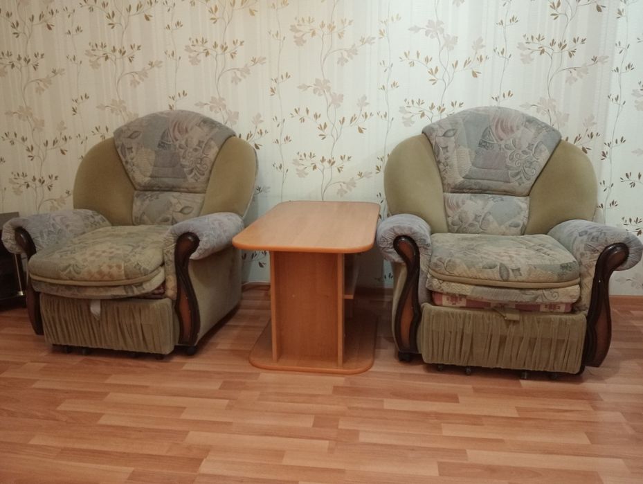 Отдам 2 кресла, журн.столик и тумбу под ТВ