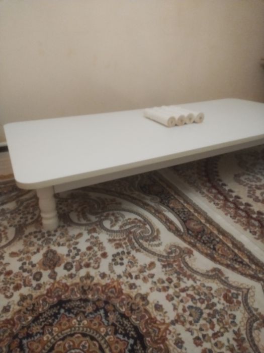 Стол и стулья цена 150 000 тг.