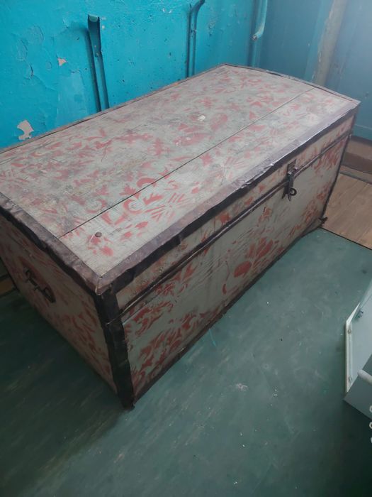 Продам  сундук с крышкой.