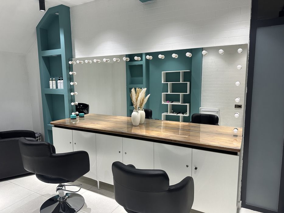 Стол для салона красоты, визажиста, парикмахера