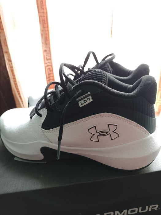 Vând adidași UnderArmour