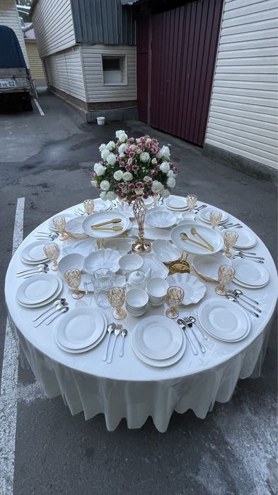 Аренда прокат круглых столов и стульев, посуда, гирлянда