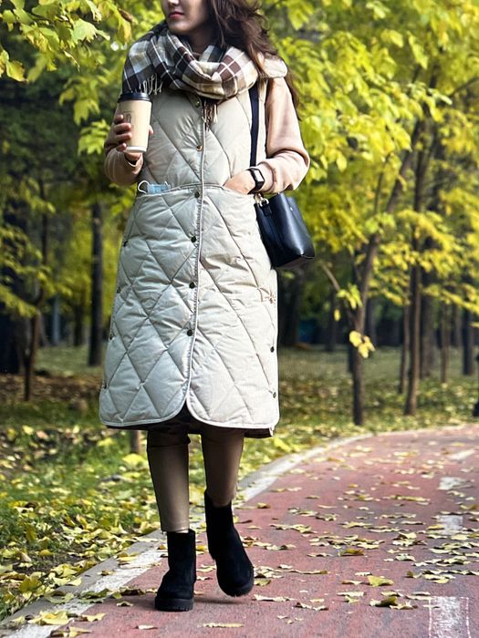 Безрукавка длинная в молочном оттенке