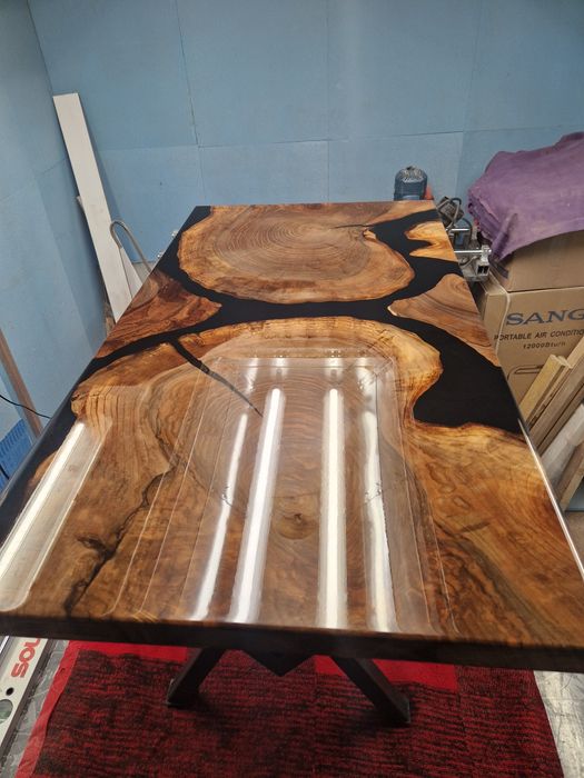 Холна маса от масивно дърво и епоксидна смола