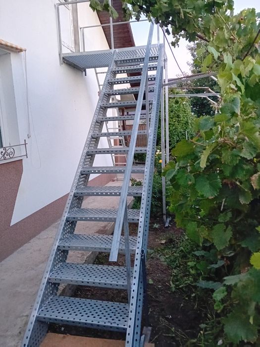 Scara metalica zincata 4mm grosime de exterior  cu pod