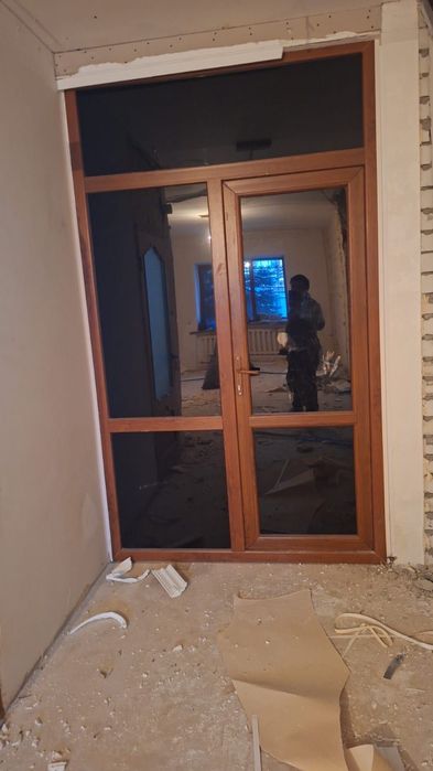 Пластик дверь с перегородкой, цвет коричневый