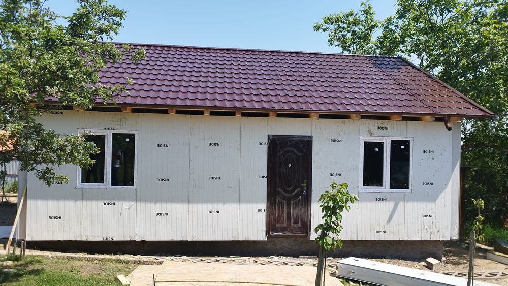 Vând case pe structura metalica