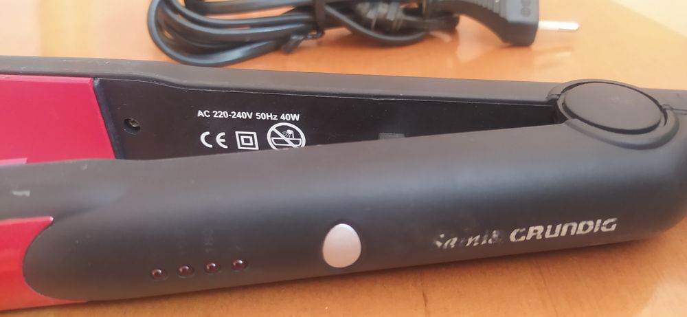 Утюжок-выпрямитель волос.