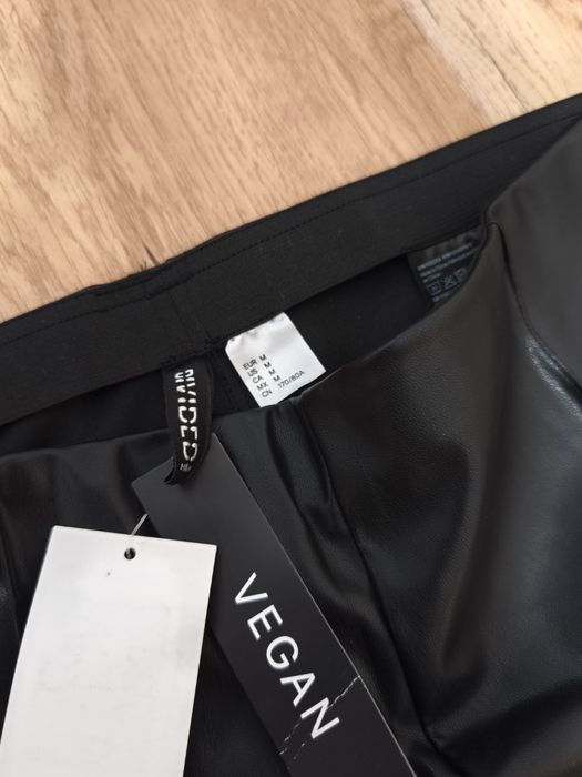 Pantaloni piele ecologica HM