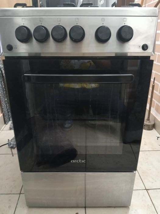 Vând aragaz folosit 1 an