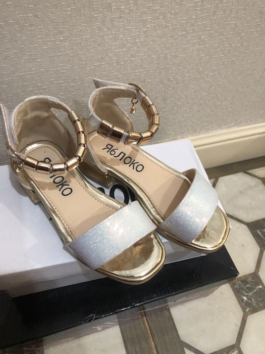 Продам сандалики для девочки! Без торга!