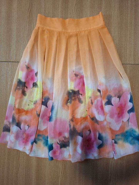 Fustă de vară fond galben-portocaliu cu imprimeu floral marimea S-M