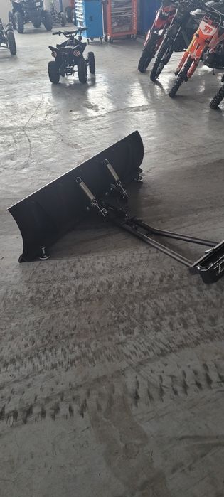 Lama pentru zapada cu sistem de fixare cam pentru orice vehicul