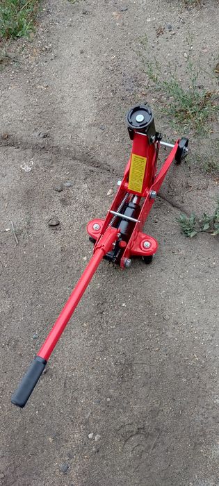 Домкрат 1,5 (3) тонны новый