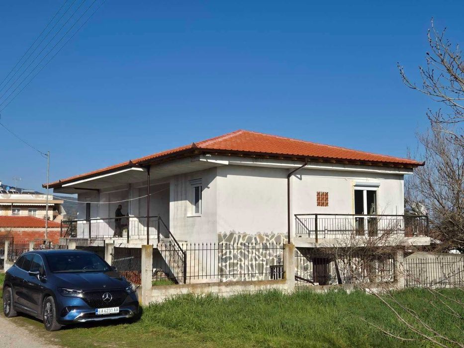Продава се дясната част на двуетажна къща-близнак с площ 130 м2 в Аспровалта, Гърция