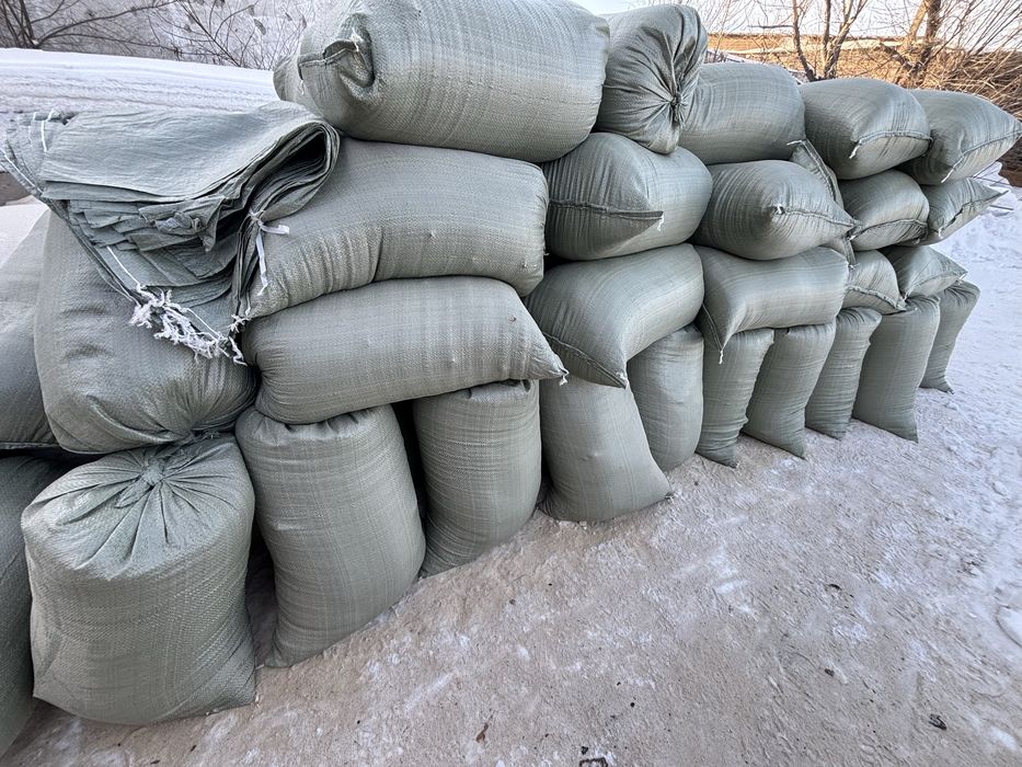 Сухие опилки в мешках