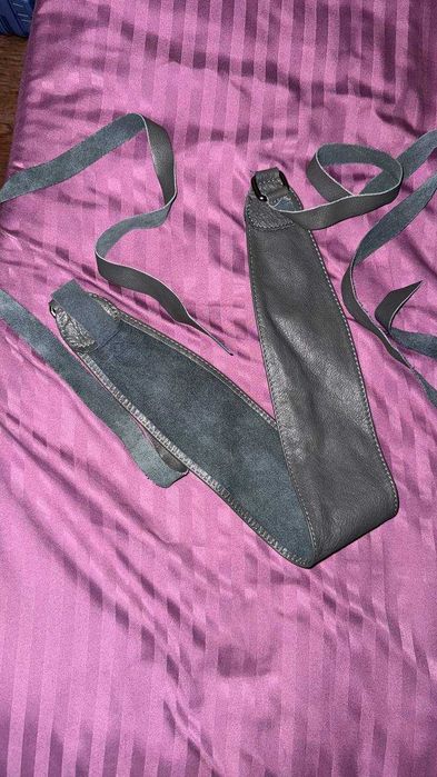 Ремень серого цвета