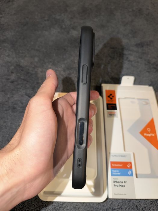 Кейс Spigen за iPhone 17 PRO MAX