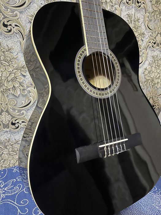 Klassik gitara sotiladi, yaxshi holatda