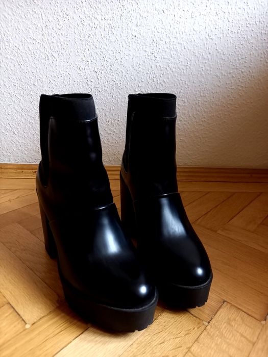 Botine cu toc si platformă Stradivarius