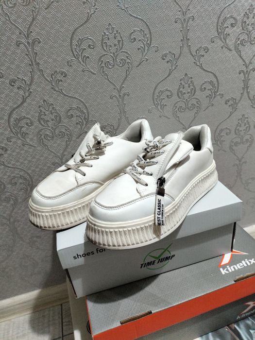 Продам детские кроссовки