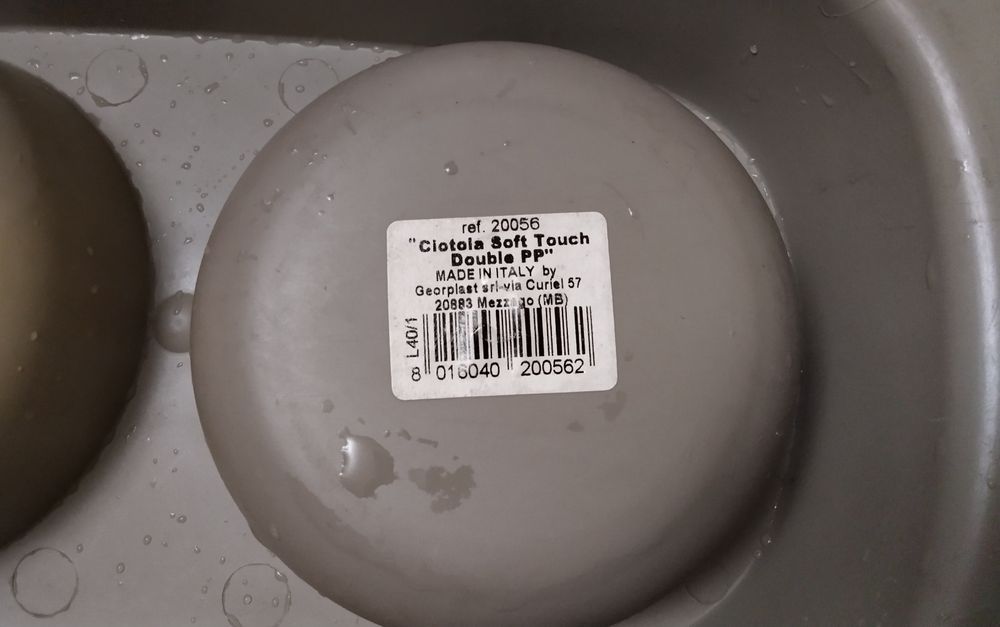 Миска для кошек.