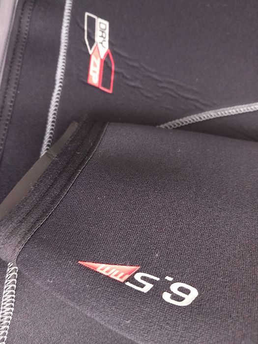 Vând costume pentru scufundări, diblverse mărimi și grosimi,noi,import