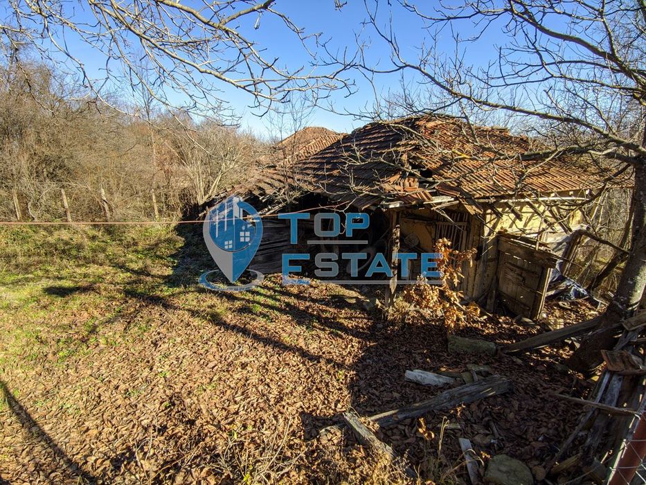 Двуетажна тухлена къща в Еленския балкан