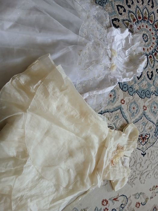 Қыздарға әдемі көйлектер сатылады