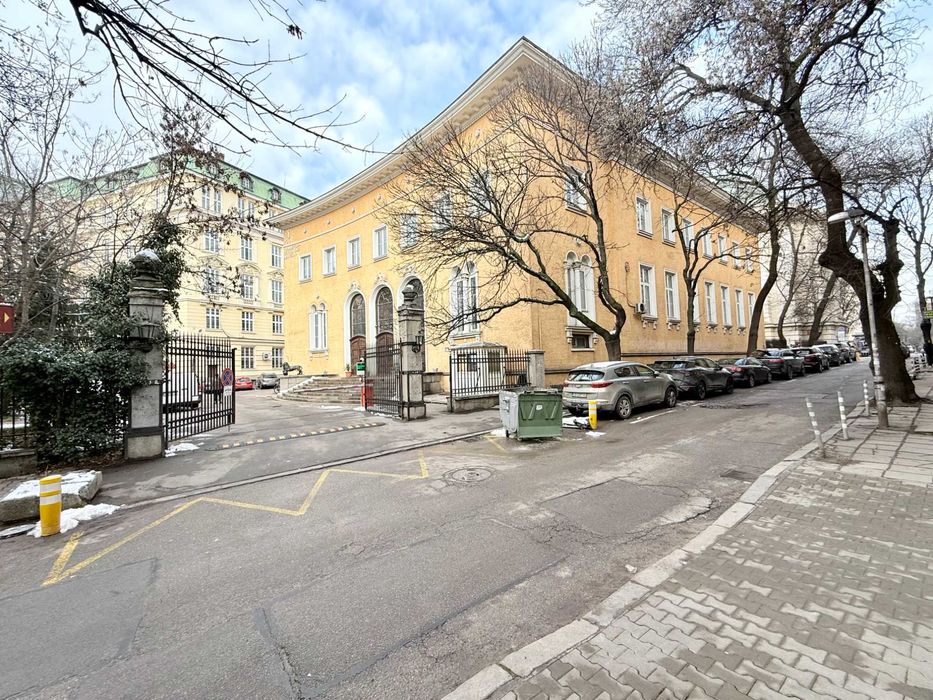 Дава се под наем Многостаен апартамент в София, Докторски паметник - 226 кв.м за 2792.76 € - Снимка #19