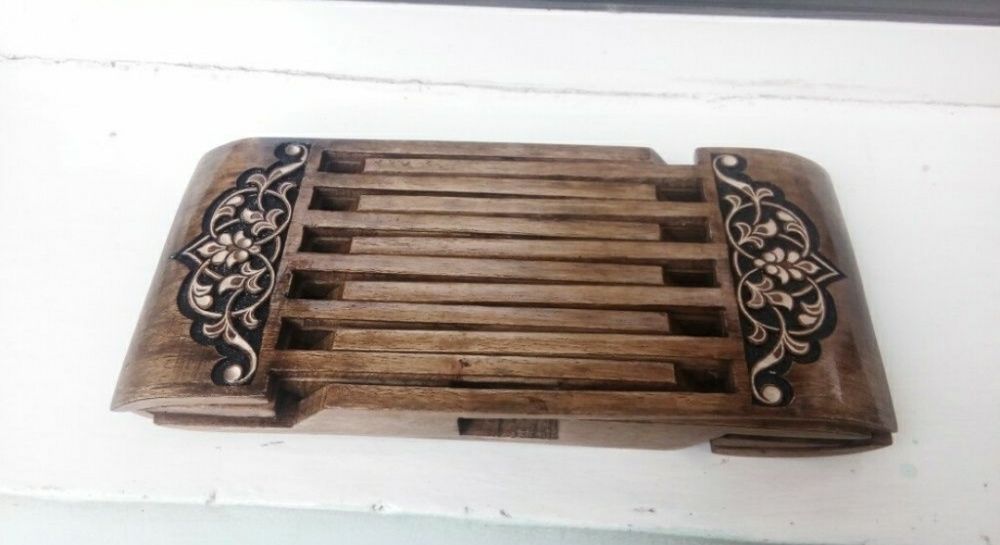 Lavx. Qur'oni karim kitobini qo'yib o'qish uchun. Qo'l mehnati.