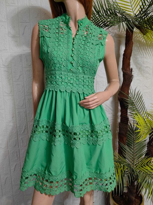Елегантна рокля в наситен зелен цвят с бродерия
