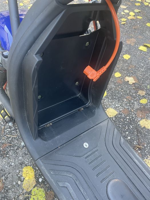 Scuter electric albastru