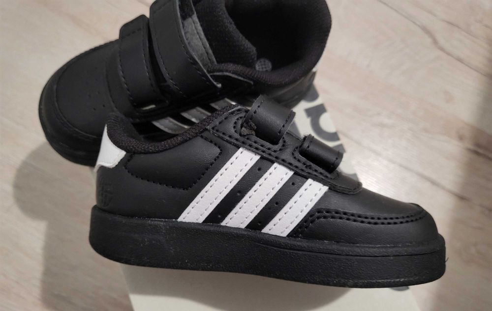 Ново! Детски обувки Adidas