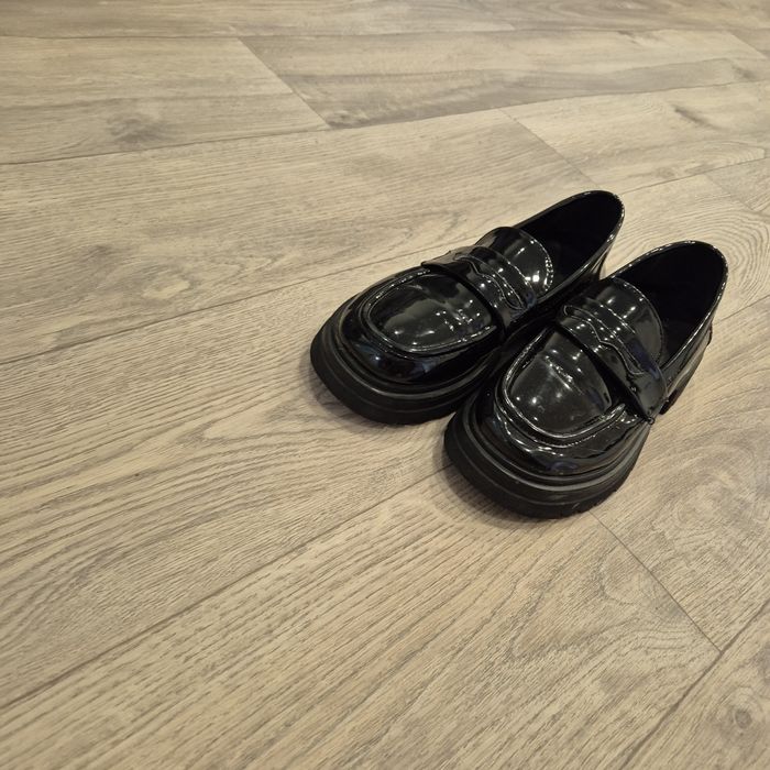 Продам  лоферы лаковые