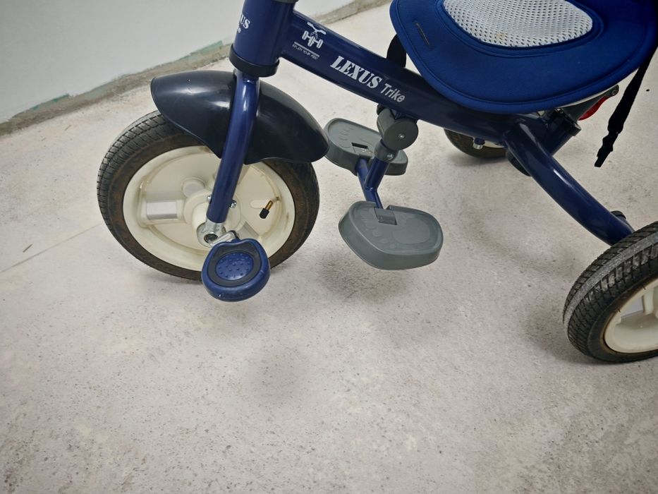 Продавам триколка Lexus, много запазена