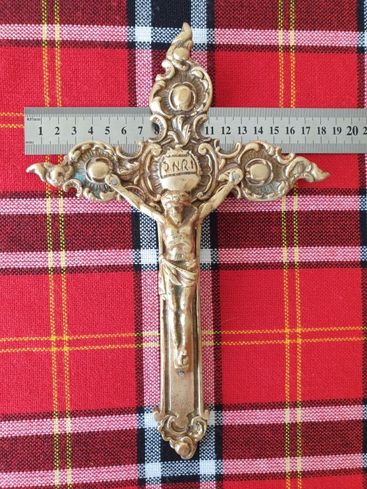 Кръст  от  месинг