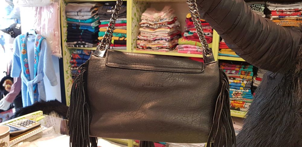 Продавам дамска черна чанта с ресни