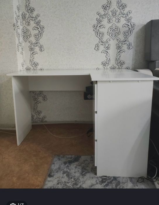 Срочно продам стол в хорошем состоянии.